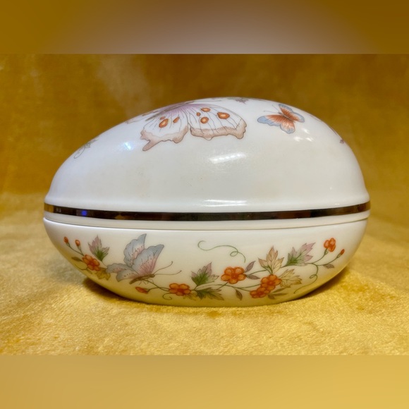 Avon Butterfly Fantasy Porcelain Egg 1979 - Picture 2 of 7
